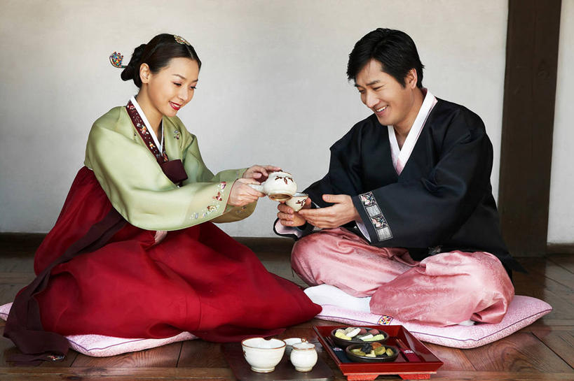 东方人,两个人,家庭,夫妻,坐,笑,盘腿,微笑,露齿笑,横图,室外,白天,正面,民族服装,爱情,烹饪,地板,餐具,亚洲,握,阴影,装饰,反射,碟子,盘,头饰,影子,料理,食品,地面,韩式,浪漫,拿,拿着,注视,黄种人,发簪,菜肴,美食,木地板,食物,盘子,发饰,饰品,碟,观察,看,温暖,温馨,一家人,恩爱,握着,恋人,服饰,佳肴,观看,华丽,修饰,点缀,和睦,察看,关注,韩国料理,韩国菜,韩式料理,配饰,衬托,美观,雅致,雅观,簪子,朝鲜服,男人,男性,年轻男性,年轻女性,女人,女性,亚洲人,年轻人,夫妇,情侣,盘腿而坐,盘膝,盘着腿的,盘着腿坐,双腿交叉,坐着,彩图,全身,传统服装,民俗服,伴侣,韩服,融洽