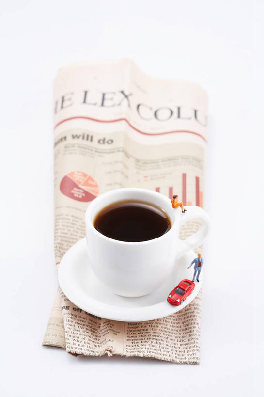 咖啡,西方人,无人,两个人,同事,商务人士,商务男性,商务女性,站,坐,竖图,俯视,室内,特写,白天,白色背景,衬衫,游戏,阅读,幸福,成功,合作,团队,集体,信心,报纸,杯子,餐具,玩具,雕塑,欧洲,欧洲人,学习,阴影,套装,艺术,装饰,反射,信息,英文,标志,瓷器,雕刻,雕像,碟子,盘,文字,影子,字符,字母,咖啡杯,陶瓷制品,一杯,玩,注视,娱乐,标识,队伍,车,饮料,盘子,工艺品,碟,交通工具,观察,看,站着,享受,休闲,温馨,放松,乐趣,益智,浏览,摄影,影棚,观看,活动,纪念,英文字母,新闻,美术,察看,提神,领导,舒适,成就,发泄,关注,消遣,智力,载具,主题,瓷杯,醒脑,商务装,合伙,领袖,陈列,工薪阶层,功能,美学,宣泄,软饮料,玩具车,男人,男性,年轻男性,年轻女性,女人,女性,白种人,白领,上班族,玩耍,嬉戏,站立,坐着,彩图,高角度拍摄,全身,影棚拍摄,衬衣,拍摄,报刊