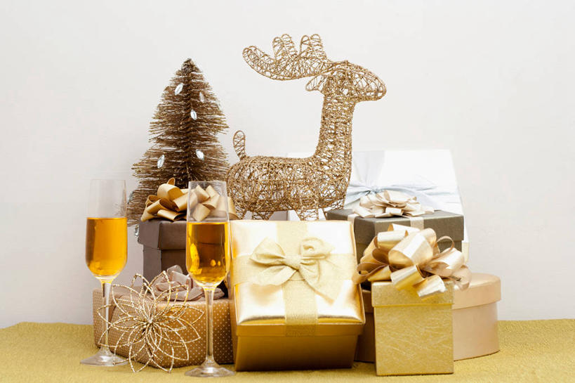 葡萄酒,无人,横图,室内,白天,正面,奢侈,游戏,快乐,幸福,植物,哺乳动物,鹿,野生动物,杯子,礼盒,礼物,玩具,圣诞节,节日,庆祝,高脚杯,丝绸,丝带,纸盒,圣诞树,缎带,两杯,浪漫,玩,文化,娱乐,玻璃制品,绸带,盒子,酒,树,树木,饮料,绿色,自然,动物,包装盒,酒杯,礼品盒,香槟,庆典,休闲,可爱,益智,诱惑,礼品,活泼,生长,成长,活动,纪念,吉祥,发泄,消遣,智力,香槟杯,宣泄,进取,角鹿,气泡酒,起泡酒,汽酒,玻璃杯,驯鹿,玩耍,嬉戏,彩图,高兴,欢笑