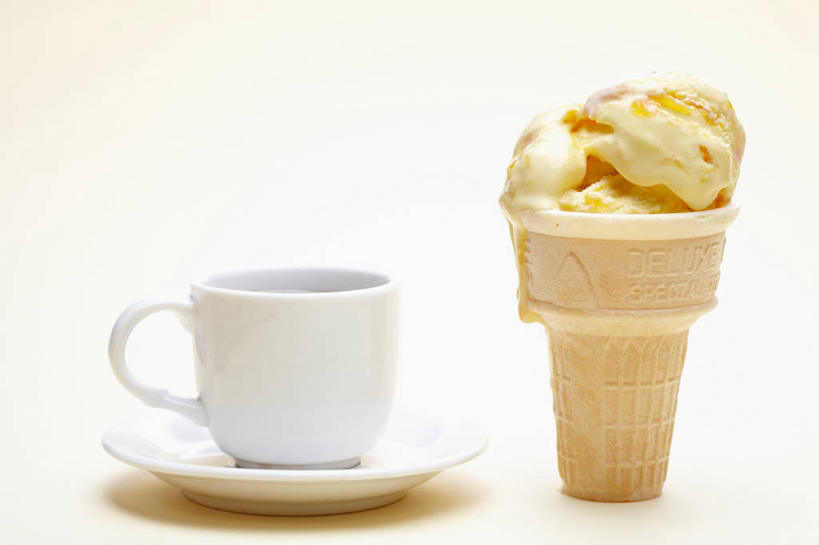 无人,横图,室内,特写,白天,白色背景,正面,杯子,餐具,阴影,反射,瓷器,碟子,盘,影子,冰激凌,咖啡杯,陶瓷制品,清凉,一个,盘子,碟,冷饮,舒服,冰淇淋,摄影,影棚,单个,解暑,解渴,瓷杯,雪糕,华夫饼,舒爽,窝夫,格子饼,华夫,格仔饼,压花蛋饼,冰糕,消暑,彩图,影棚拍摄,拍摄,蛋筒冰淇淋,冰淇淋蛋筒