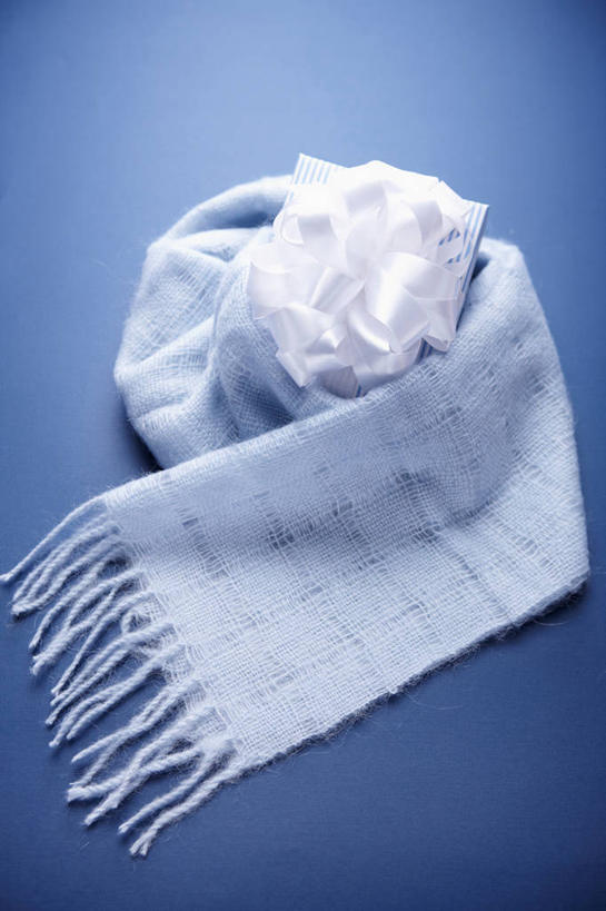 无人,竖图,俯视,室内,特写,白天,静物,礼盒,礼物,阴影,蓝色背景,装饰,反射,丝绸,丝带,影子,纸盒,缎带,绸带,盒子,一个,蓝色,白色,包装盒,围巾,礼品盒,温暖,摄影,礼品,影棚,单个,围脖,保暖,华丽,点缀,御寒,衬托,美观,雅致,雅观,彩图,高角度拍摄,影棚拍摄,拍摄