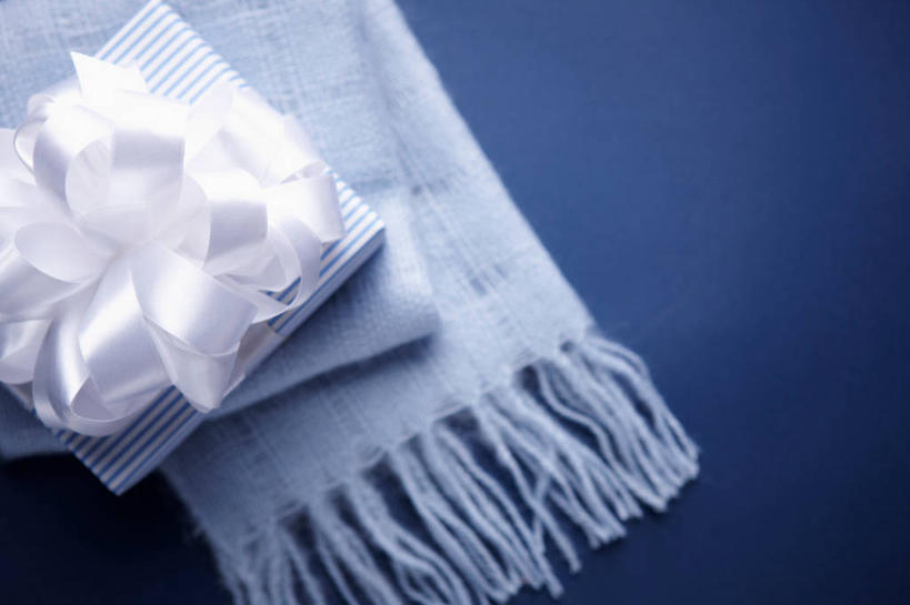 无人,横图,俯视,室内,特写,白天,桌面,桌子,静物,礼盒,礼物,阴影,蓝色背景,朦胧,模糊,装饰,反射,丝绸,丝带,影子,纸盒,缎带,绸带,盒子,一个,蓝色,包装盒,围巾,礼品盒,温暖,摄影,礼品,影棚,单个,围脖,保暖,华丽,点缀,御寒,衬托,美观,雅致,雅观,彩图,高角度拍摄,影棚拍摄,拍摄