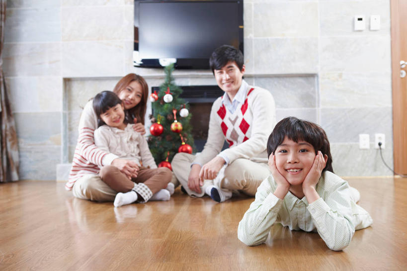 东方人,儿童,四个人,家庭,夫妻,母亲,父亲,女儿,儿子,坐,笑,盘腿,微笑,露齿笑,横图,室内,白天,正面,爱情,纯洁,植物,壁炉,地板,电视,圣诞节,亚洲,撑,服装,节日,环保,庆祝,装饰,电力,插头,电器,电线,挂饰,线,墙,圣诞树,插座,圣诞球,地面,电能,浪漫,线路,托腮,注视,休闲装,黄种人,文化,木地板,墙壁,墙面,球,树,树木,小孩,衣服,绿色,自然,液晶电视,观察,看,趴着,取暖,托,庆典,休闲,球体,温暖,温馨,父女,父子,母女,母子,一家人,休闲服,恩爱,父爱,可爱,母爱,清晰,童年,童趣,恋人,服饰,轻薄,生长,能源,成长,观看,纪念,电,华丽,修饰,电源,电源线,回收,点缀,和睦,资源,察看,家用电器,关注,托下巴,彩电,能量,插线板,利用,拖线板,童真,便携,低碳,烂漫,无邪,循环,衬托,美观,雅致,雅观,彩色电视机,电源转换器,排插,持续,双手托腮,天真,男孩,男人,男性,年轻男性,年轻女性,女孩,女人,女性,亚洲人,孩子,年轻人,夫妇,情侣,电视机,趴,盘腿而坐,盘膝,盘着腿的,盘着腿坐,双腿交叉,坐着,彩图,全身,取暖设备,电源插头,电源线插头,伴侣,融洽,高清,男生,女生