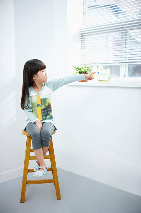 东方人,儿童,一个人,坐,竖图,室内,白天,正面,纯洁,植物,窗户,书籍,椅子,台历,亚洲,仅一个女性,仅一个人,握,指,服装,朦胧,模糊,时间,盆栽,百叶窗,木椅,墙,盆景,拿,计时,拿着,扭头,注视,休闲装,黄种人,方向,墙壁,墙面,小孩,衣服,绿色,自然,书本,观察,看,手势,转头,仅一个小孩,休闲,休闲服,可爱,童年,童趣,握着,服饰,生长,成长,观看,日期,察看,指向,食指,关注,童真,烂漫,无邪,天真,女孩,女人,女性,亚洲人,孩子,日历,书,图书,坐着,彩图,全身,女生