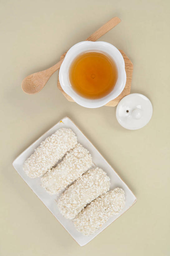点心,无人,竖图,俯视,室内,特写,白天,幸福,餐桌,茶,桌子,杯子,餐具,阴影,反射,木制,碟子,滤器,盘,影子,勺子,茶叶,食品,甜点,甜品,案板,娱乐,砧板,食物,糕点,盘子,木制品,水杯,碟,甜食,享受,休闲,温馨,放松,乐趣,摄影,影棚,餐台,提神,舒适,醒脑,漏勺,茶杯,彩图,高角度拍摄,影棚拍摄,拍摄