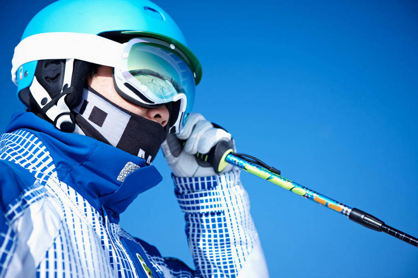 东方人,脸,头,脸颊,一个人,站,横图,室外,特写,白天,侧面,帽子,亚洲,仅一个男性,仅一个人,握,阴影,服装,装饰,光线,工具,器材,头盔,影子,注视,黄种人,运动器械,肩膀,仅一个年轻男性,衣服,蓝色,蓝天,天空,阳光,安全帽,手套,天,观察,看,站着,温暖,器械,健身器械,握着,服饰,晴朗,拐杖,观看,保暖,华丽,滑雪杖,点缀,察看,御寒,关注,健身器材,滑雪服,滑雪装备,万里无云,衬托,美观,雅致,雅观,一顶,辅助设备,竞技服,旅游服,冬装,男人,男性,年轻男性,亚洲人,头部,脸部,脸蛋,面部,晴空,晴空万里,站立,半身,彩图,运动器材