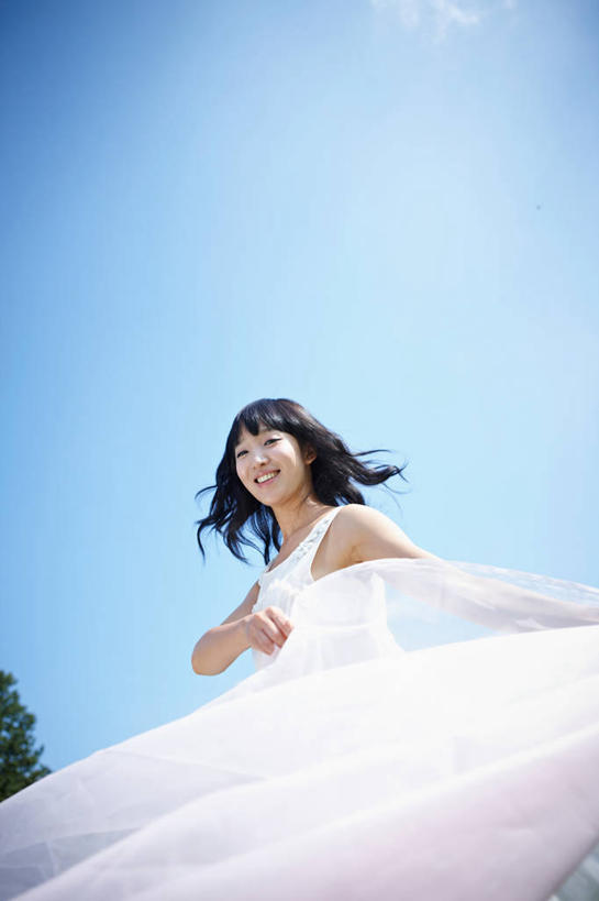 东方人,一个人,竖图,室外,白天,仰视,裙子,亚洲,仅一个年轻女性,仅一个女性,仅一个人,阴影,连衣裙,光线,影子,扭头,注视,旋转,黄种人,蓝色,蓝天,天空,阳光,天,观察,看,转头,晴朗,观看,察看,关注,万里无云,年轻女性,女人,女性,亚洲人,晴空,晴空万里,半身,彩图,低角度拍摄