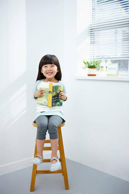 东方人,儿童,一个人,坐,笑,微笑,露齿笑,竖图,室内,白天,正面,纯洁,植物,窗户,书籍,台历,亚洲,仅一个女性,仅一个人,一本,握,阴影,服装,时间,反射,木制,板凳,盆栽,影子,凳子,墙,盆景,拿,计时,拿着,注视,休闲装,黄种人,玻璃窗,墙壁,墙面,小孩,衣服,绿色,白色,自然,木制品,书本,观察,看,仅一个小孩,休闲,休闲服,可爱,童年,童趣,握着,服饰,生长,成长,观看,日期,察看,关注,童真,烂漫,无邪,天真,女孩,女人,女性,亚洲人,孩子,日历,书,图书,坐着,彩图,全身,女生