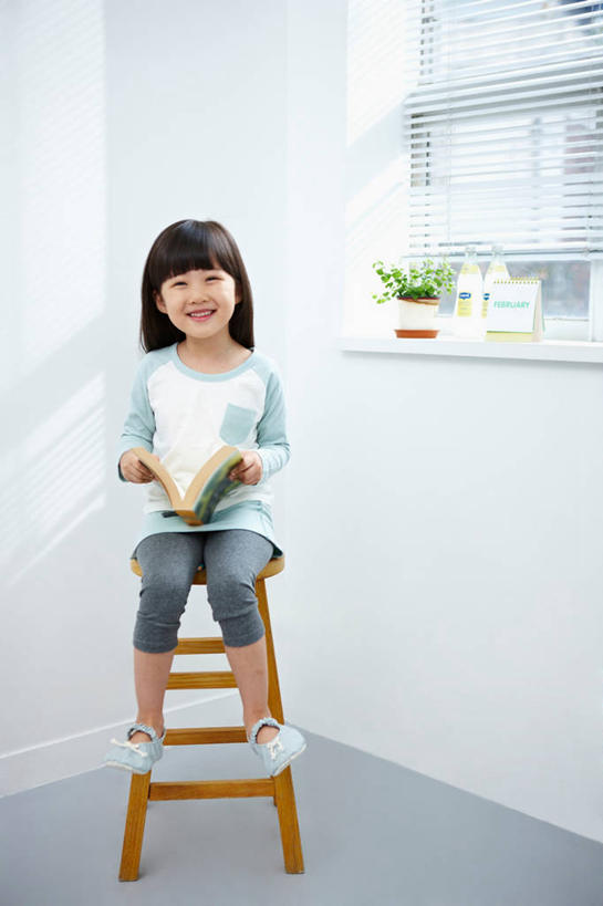 东方人,儿童,一个人,坐,笑,微笑,露齿笑,竖图,室内,白天,正面,纯洁,植物,窗户,书籍,椅子,台历,亚洲,仅一个女性,仅一个人,握,服装,时间,盆栽,百叶窗,木椅,墙,盆景,拿,计时,拿着,注视,休闲装,黄种人,墙壁,墙面,小孩,衣服,绿色,自然,书本,观察,看,仅一个小孩,休闲,休闲服,可爱,童年,童趣,握着,服饰,生长,成长,观看,日期,察看,关注,童真,烂漫,无邪,天真,女孩,女人,女性,亚洲人,孩子,日历,书,图书,坐着,彩图,全身,女生