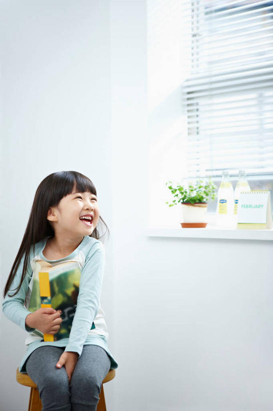 东方人,儿童,一个人,坐,笑,微笑,露齿笑,竖图,室内,白天,正面,纯洁,植物,窗户,书籍,椅子,台历,亚洲,仅一个女性,仅一个人,握,服装,时间,盆栽,百叶窗,木椅,墙,盆景,拿,计时,拿着,扭头,注视,休闲装,黄种人,墙壁,墙面,小孩,衣服,绿色,自然,书本,观察,看,转头,仅一个小孩,休闲,休闲服,可爱,童年,童趣,握着,服饰,生长,成长,观看,日期,察看,关注,童真,烂漫,无邪,天真,女孩,女人,女性,亚洲人,孩子,日历,书,图书,坐着,半身,彩图,女生