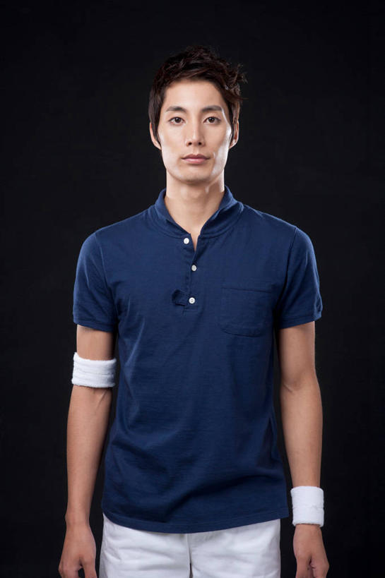 东方人,一个人,运动员,站,竖图,室内,白天,正面,运动服,亚洲,仅一个男性,仅一个人,黑色背景,服装,护腕,网球运动员,注视,黄种人,仅一个年轻男性,衣服,蓝色,白色,观察,看,站着,摄影,服饰,影棚,观看,察看,衣着,穿着,关注,衣饰,男人,男性,年轻男性,亚洲人,体育运动员,运动选手,站立,半身,彩图,影棚拍摄,拍摄,运动装