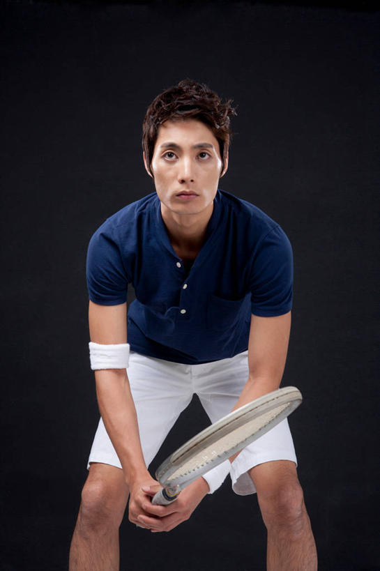 东方人,一个人,运动员,蹲,竖图,室内,白天,正面,网球,亚洲,仅一个男性,仅一个人,弯腰,握,阴影,黑色背景,服装,反射,网球拍,影子,护腕,球拍,网球装备,网球运动员,注视,休闲装,黄种人,运动器械,仅一个年轻男性,一个,衣服,灰色,观察,看,休闲,休闲服,健身器械,握着,摄影,服饰,影棚,单个,观看,察看,关注,健身器材,弯身,网球运动,男人,男性,年轻男性,亚洲人,体育运动员,运动选手,蹲着,彩图,全身,影棚拍摄,拍摄,运动器材