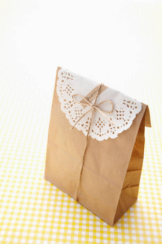 无人,竖图,俯视,室内,特写,白天,白色背景,桌面,桌子,静物,袋子,礼物,阴影,朦胧,模糊,反射,包装袋,方格,格子,影子,纸袋,一个,黄色,白色,绳子,摄影,礼品,影棚,单个,绳索,礼品袋,彩图,高角度拍摄,影棚拍摄,拍摄