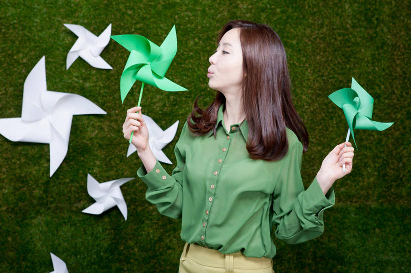 东方人,一个人,站,横图,室内,白天,正面,快乐,自由,幸福,草地,草坪,植物,风车,玩具,亚洲,仅一个年轻女性,仅一个女性,仅一个人,许多,握,阴影,服装,反射,影子,很多,扭头,注视,休闲装,黄种人,娱乐,草,排列,衣服,绿色,白色,吹,观察,看,站着,转头,休闲,喜庆,休闲服,活力,握着,服饰,观看,希望,吉祥,察看,象征,关注,和平,梦想,忠诚,进取,灵动,勇敢,勤奋,摆列,团结,幸运,年轻女性,女人,女性,亚洲人,站立,半身,彩图,布列,分列