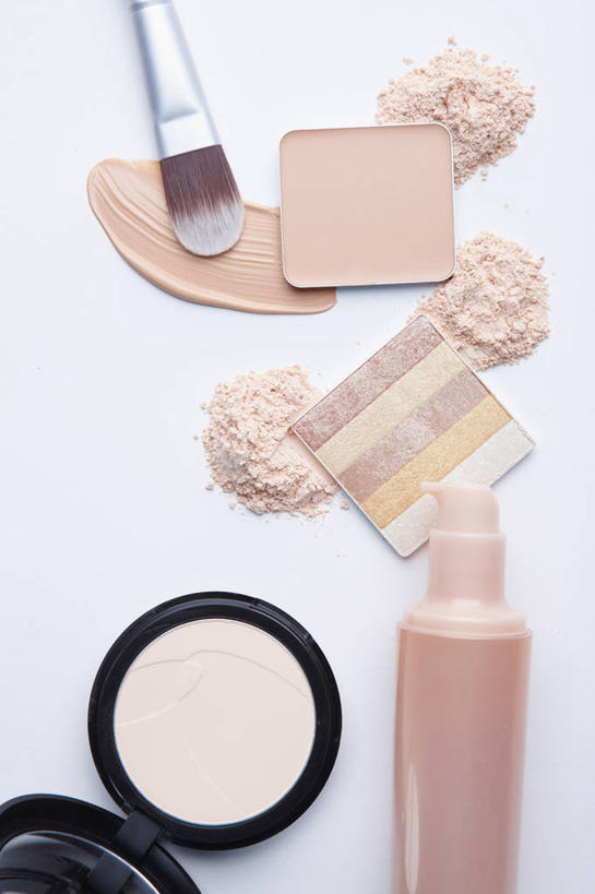 无人,竖图,俯视,室内,特写,白天,白色背景,化妆,美容,桌面,桌子,静物,一堆,许多,护肤,阴影,堆叠,堆积,反射,粉末,影子,很多,一个,粉色,黄色,白色,彩妆,粉扑,瓶子,塑料制品,保养,享受,休闲,粉,塑料瓶,眼影,放松,保健,摄影,影棚,单个,堆,调色盘,美容工具,调色板,养颜,化妆工具,粉状,粉剂,彩图,高角度拍摄,影棚拍摄,拍摄,眼影调色盘