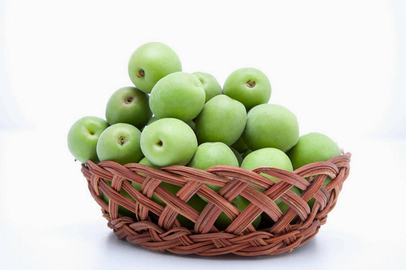 无人,交叉,横图,室内,特写,白天,白色背景,正面,餐桌,桌子,竹子,杏,水果,一堆,许多,阴影,堆叠,堆积,竹制,新鲜,编织,反射,篮子,影子,生食,食品,果实,很多,食物,一个,蓝色,竹篮,摄影,有机食品,绿色食品,影棚,单个,餐台,竹条,堆,交织,竹制品,杏果,穿插,杏子,彩图,影棚拍摄,拍摄,日本杏