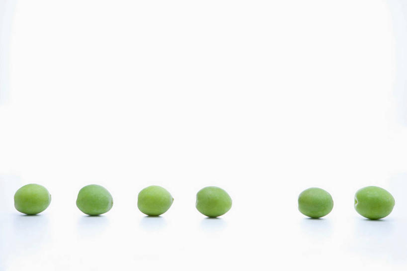 无人,横图,室内,特写,白天,白色背景,正面,餐桌,桌子,杏,水果,一排,许多,阴影,新鲜,整齐,反射,影子,生食,食品,果实,很多,食物,排列,绿色,摄影,有机食品,绿色食品,影棚,餐台,队列,杏果,杏子,彩图,影棚拍摄,拍摄,日本杏