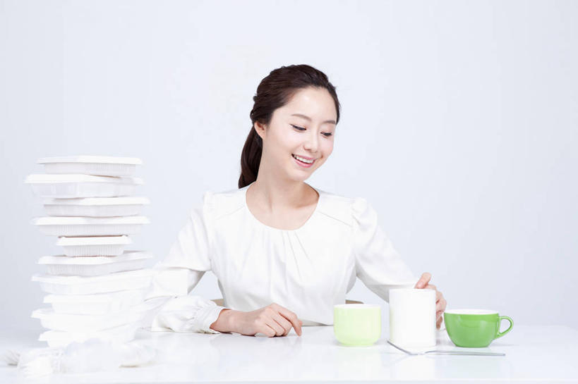 东方人,一个人,坐,笑,微笑,露齿笑,横图,室内,白天,白色背景,正面,桌面,桌子,杯子,餐具,亚洲,仅一个年轻女性,仅一个女性,仅一个人,一堆,许多,握,阴影,堆叠,堆积,服装,反射,瓷器,影子,咖啡杯,陶瓷制品,很多,注视,休闲装,黄种人,衣服,白色,容器,低头,观察,看,休闲,休闲服,握着,摄影,服饰,影棚,观看,储藏,堆,察看,储存,关注,瓷杯,一次性饭盒,年轻女性,女人,女性,亚洲人,进餐用具,坐着,半身,彩图,影棚拍摄,拍摄,一次性餐盒,贮存