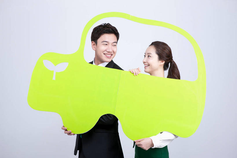 东方人,两个人,同事,商务人士,商务男性,商务女性,站,捧,笑,微笑,露齿笑,横图,室内,白天,正面,衬衫,成功,合作,团队,集体,信心,汽车,亚洲,灰色背景,套装,艺术,纸艺,手工艺品,注视,黄种人,文化,队伍,车,绿色,纸制品,工艺品,剪纸,交通工具,轿车,观察,看,站着,摄影,影棚,观看,察看,领导,高雅,成就,关注,载具,商务装,合伙,领袖,工薪阶层,自信心,品位,剪画,刻纸,年轻女性,女人,女性,亚洲人,白领,上班族,端,端着,捧着,手捧,站立,半身,彩图,影棚拍摄,衬衣,拍摄