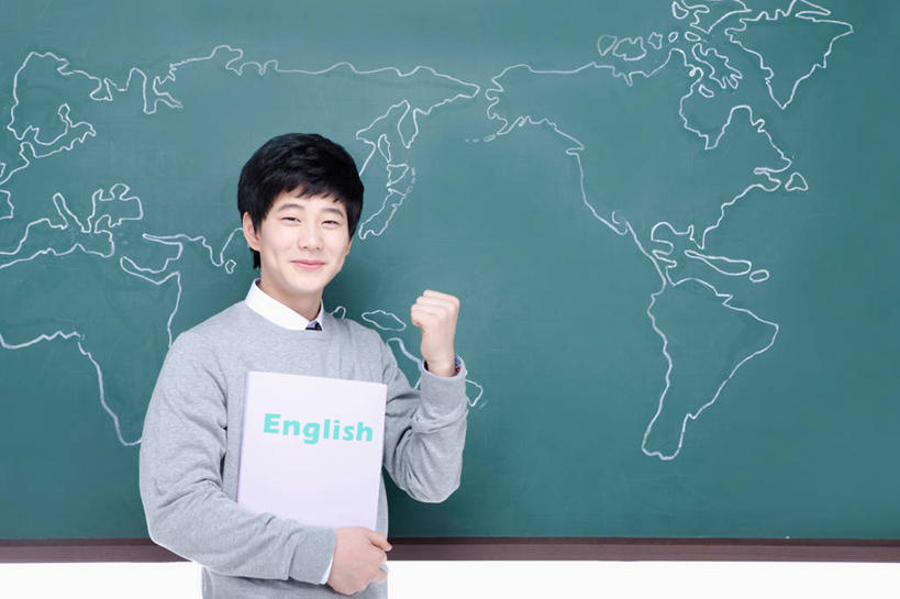 东方人,一个人,学校,站,笑,微笑,露齿笑,横图,室内,白天,正面,毛衣,制服,海洋,地图,书籍,亚洲,仅一个男性,仅一个人,一本,握,阴影,服装,反射,英文,标志,文字,影子,字符,字母,世界地图,陆地,拿,拿着,注视,黄种人,鼓励,标识,校园,仅一个年轻男性,黑板,书本,观察,加油,看,手势,握拳,站着,教室,校服,打气,教学,握着,国家,观看,英文字母,大陆,察看,世界,课堂,关注,鼓舞,大洋洲,线衫,版图,学生服,耐磨,教学黑板,毛线衣,绒线衣,男人,男性,年轻男性,亚洲人,书,图书,站立,半身,彩图,绒衣,套衫,套头毛衣,线衣