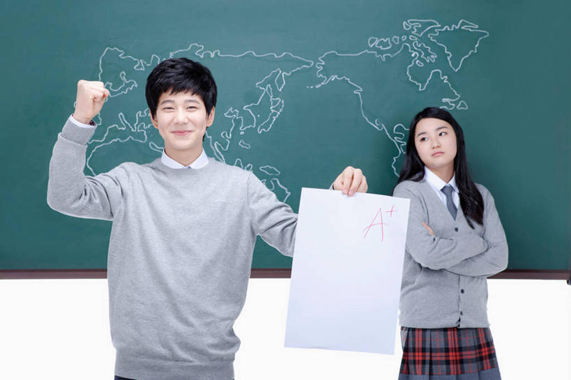 东方人,两个人,伙伴,朋友,学校,站,双手交叉,横图,室内,白天,正面,制服,友谊,海洋,地图,亚洲,握,服装,纸,世界地图,陆地,拿,拿着,注视,黄种人,鼓励,校园,衣服,黑板,观察,加油,看,手势,握拳,站着,教室,同学,校服,打气,教学,握着,国家,服饰,观看,试卷,大陆,察看,世界,双手抱胸,课堂,考试,衣着,校友,穿着,关注,鼓舞,大洋洲,测验,考卷,版图,考察,学生服,同窗,学友,衣饰,耐磨,评比,教学黑板,友情,男人,男性,年轻男性,年轻女性,女人,女性,亚洲人,站立,半身,彩图