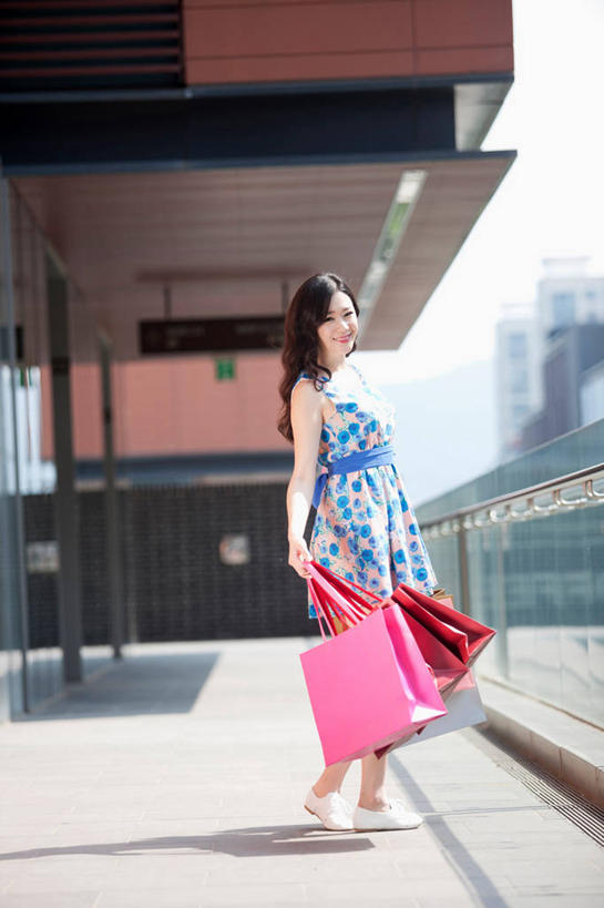 东方人,一个人,栏杆,站,笑,微笑,露齿笑,竖图,室外,白天,侧面,裙子,购物,消费,袋子,亚洲,仅一个年轻女性,仅一个女性,仅一个人,阴影,连衣裙,朦胧,模糊,光线,包装袋,手提袋,影子,围栏,走道,走廊,过道,购物袋,拎,注视,黄种人,护栏,粉色,阳光,观察,看,站着,金融,观看,察看,购买,关注,贸易,年轻女性,女人,女性,亚洲人,站立,彩图,全身,拎着