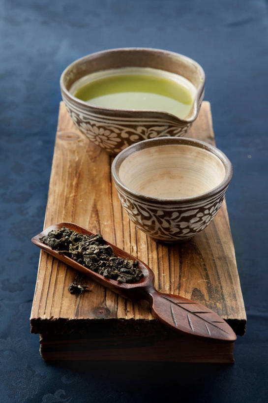 无人,竖图,俯视,室内,特写,白天,幸福,茶,杯子,阴影,蓝色背景,反射,木制,影子,陶瓷,绿茶,茶叶,案板,陶瓷制品,娱乐,畚箕,砧板,木制品,水杯,享受,休闲,温馨,放松,乐趣,摄影,影棚,簸箕,提神,舒适,醒脑,茶杯,彩图,高角度拍摄,影棚拍摄,拍摄,不发酵茶,苦茗