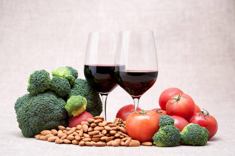 红酒,葡萄酒,无人,横图,室内,特写,白天,正面,餐桌,桌子,杏仁,蔬菜,西红柿,杯子,一堆,许多,阴影,堆叠,堆积,新鲜,反射,高脚杯,影子,西兰花,食品,坚果,果实,红酒杯,酒类,很多,两杯,玻璃制品,酒,食物,饮料,两个,酒杯,干果,红葡萄酒,摄影,有机食品,绿色食品,影棚,餐台,堆,葡萄酒杯,甘蓝花,玻璃杯,杏子,杏梅仁,杏核仁,木落子,苦杏仁,洋柿子,柑仔蜜,番茄,臭柿,彩图,影棚拍摄,拍摄,六月柿,绿菜花,绿花菜,青花菜,蔬菜皇冠,喜报三元