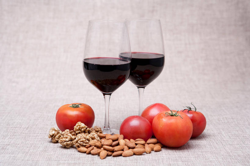 红酒,葡萄酒,无人,横图,室内,特写,白天,正面,餐桌,桌子,杏仁,蔬菜,西红柿,杯子,一堆,许多,阴影,堆叠,堆积,新鲜,反射,高脚杯,影子,食品,坚果,果实,红酒杯,酒类,很多,两杯,玻璃制品,酒,食物,饮料,两个,酒杯,干果,红葡萄酒,摄影,有机食品,绿色食品,影棚,餐台,堆,葡萄酒杯,玻璃杯,杏子,杏梅仁,杏核仁,木落子,苦杏仁,洋柿子,柑仔蜜,番茄,臭柿,彩图,影棚拍摄,拍摄,六月柿,喜报三元