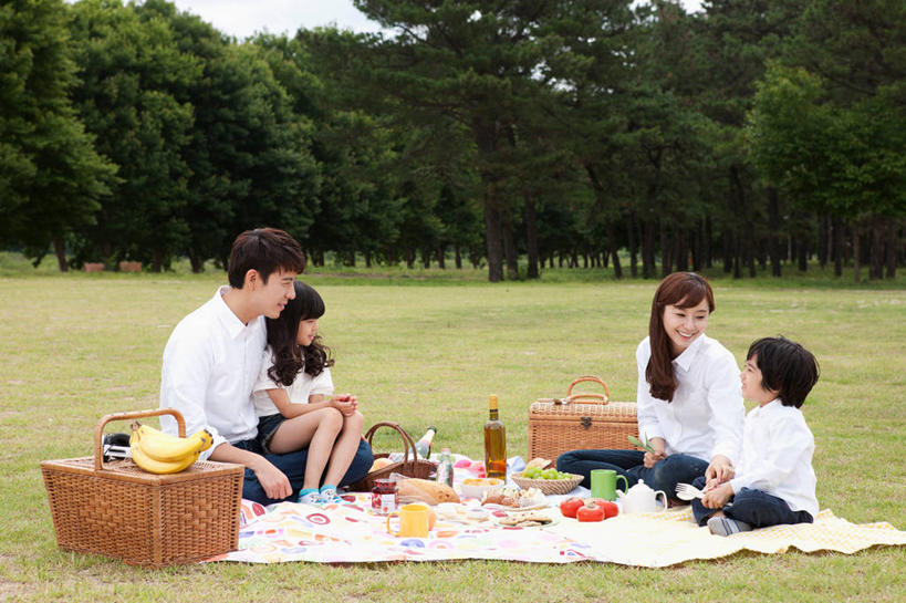 东方人,儿童,四个人,家庭,夫妻,母亲,父亲,女儿,儿子,坐,笑,微笑,露齿笑,横图,室外,白天,正面,爱情,聚会,纯洁,草地,草坪,树林,植物,苹果,水果,亚洲,服装,朦胧,模糊,新鲜,篮子,坐垫,生食,食品,野餐,果实,浪漫,扭头,注视,休闲装,黄种人,玻璃制品,酒瓶,草,树,树木,食物,小孩,衣服,绿色,自然,玻璃瓶,瓶子,观察,看,转头,休闲,温暖,温馨,父女,父子,母女,母子,一家人,休闲服,恩爱,父爱,可爱,母爱,童年,童趣,恋人,服饰,有机食品,绿色食品,生长,成长,观看,和睦,察看,关注,童真,烂漫,无邪,野餐垫,野餐地毯,多功能毯,食物篮,野炊,天真,男孩,男人,男性,年轻男性,年轻女性,女孩,女人,女性,亚洲人,孩子,年轻人,夫妇,情侣,坐着,彩图,全身,伴侣,融洽,野餐篮,男生,女生