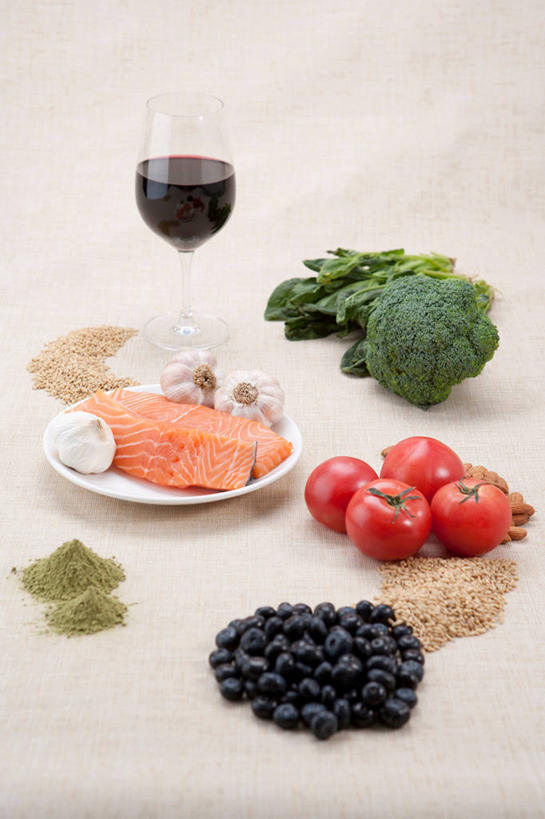 海鲜,三文鱼,红酒,葡萄酒,无人,竖图,俯视,室内,特写,白天,烹饪,鲑鱼,浆果,蓝莓,杏仁,菠菜,蔬菜,蒜,西红柿,杯子,餐具,水果,阴影,灰色背景,新鲜,反射,鱼,碟子,高脚杯,盘,影子,西兰花,生食,日本料理,料理,食品,坚果,果实,红酒杯,酒类,蒜头,蔬果,水产,菜肴,美食,鱼类,海洋生物,玻璃制品,酒,食物,饮料,盘子,酒杯,碟,日式料理,干果,日式,红葡萄酒,摄影,佳肴,有机食品,绿色食品,影棚,葡萄酒杯,水生动物,海产品,水生物,海底动物,鲑,胡蒜,甘蓝花,三文鱼刺身,玻璃杯,杏子,杏梅仁,杏核仁,木落子,苦杏仁,山都柿,蓝浆果,蓝靛果,鹦鹉菜,洋柿子,鼠根菜,角菜,红嘴绿鹦哥,柑仔蜜,番茄,大蒜,臭柿,赤根菜,菠薐菜,波斯草,彩图,高角度拍摄,影棚拍摄,拍摄,六月柿,都柿,笃斯,绿菜花,绿花菜,青花菜,蔬菜皇冠,刺身,喜报三元