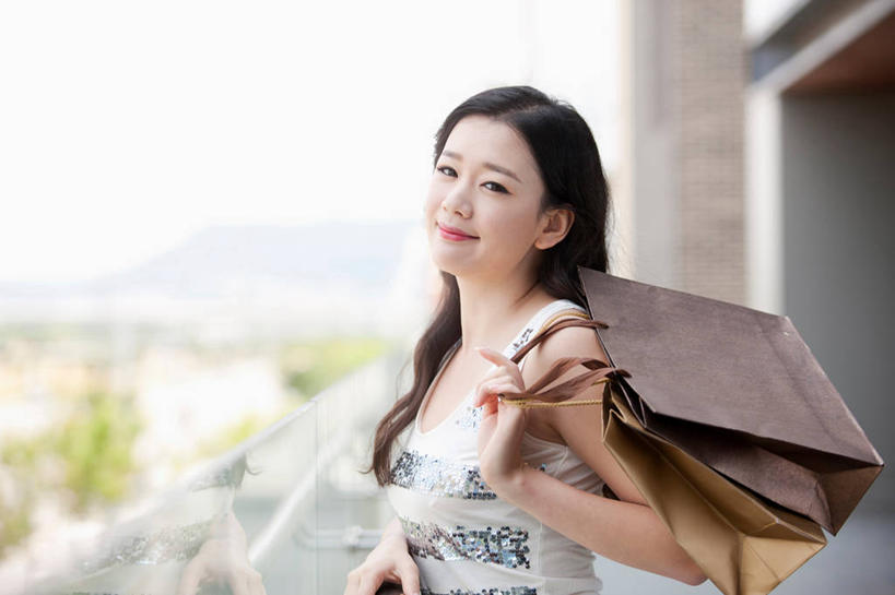 东方人,一个人,栏杆,露台,站,笑,微笑,横图,室外,白天,侧面,购物,消费,植物,阳台,袋子,亚洲,仅一个年轻女性,仅一个女性,仅一个人,握,服装,朦胧,模糊,包装袋,手提袋,围栏,购物袋,拿,拿着,扭头,注视,休闲装,黄种人,护栏,树,树木,衣服,绿色,自然,观察,看,站着,转头,休闲,休闲服,握着,金融,服饰,生长,成长,观看,察看,购买,关注,贸易,年轻女性,女人,女性,亚洲人,站立,半身,彩图,露天阳台