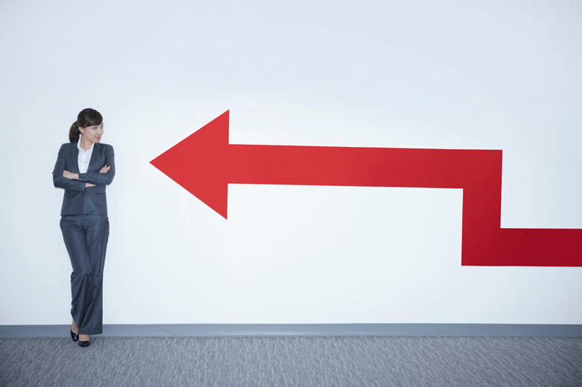 东方人,一个人,商务人士,商务女性,站,双手交叉,横图,室内,白天,正面,亚洲,仅一个年轻女性,仅一个女性,仅一个人,套装,曲折,弯曲,扭头,注视,黄种人,方向,箭头,红色,观察,看,站着,转头,蜿蜒,观看,察看,双手抱胸,指向,关注,商务装,工薪阶层,簇,年轻女性,女人,女性,亚洲人,白领,上班族,站立,彩图,全身