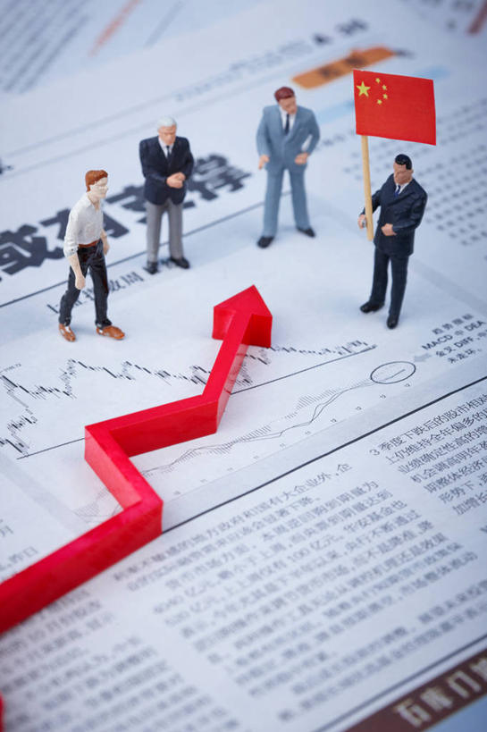 东方人,四个人,同事,商务人士,商务男性,站,竖图,俯视,室内,特写,白天,衬衫,阅读,成功,合作,团队,集体,信心,静物,报纸,旗帜,国旗,雕塑,亚洲,握,学习,阴影,套装,艺术,装饰,反射,信息,雕刻,雕像,影子,星星,领带,注视,黄种人,方向,队伍,五星红旗,箭头,黄色,红色,工艺品,观察,看,站着,星形,浏览,握着,观看,纪念,新闻,美术,察看,领导,指向,象征,庄重,成就,关注,主题,商务装,身份,合伙,领袖,陈列,五角形,工薪阶层,中国国旗,功能,美学,簇,正式,地位,五颗,老年男性,男人,男性,年轻男性,亚洲人,白领,上班族,旗,五角星,站立,彩图,高角度拍摄,全身,衬衣,红地五星旗,中华人民共和国国旗,报刊