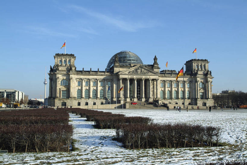 无人,横图,室外,白天,正面,旅游,度假,雪,植物,大雪,标志建筑,道路,地标,建筑,路,公路,旗帜,国旗,德国,欧洲,阴影,光线,影子,积雪,雪景,云,云朵,冬季,冬天,交通,首都,云彩,娱乐,建设,国会大厦,柏林,树,树木,蓝色,绿色,白云,蓝天,天空,阳光,自然,天,享受,休闲,旅游胜地,放松,寒冷,生长,晴朗,成长,西欧,国会大楼,德意志联邦共和国,议会大厦,议会大楼,首都大厦,州议会大厦,州政府,州会议厅,严寒,柏林州,德国国会大厦,旗,晴空,马路,彩图,柏林国会大厦