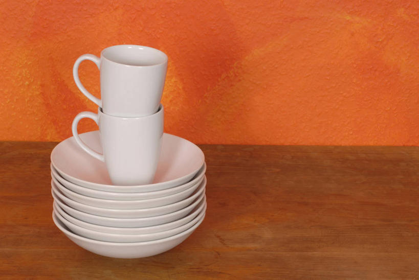 无人,横图,室内,特写,白天,正面,桌面,桌子,静物,杯子,餐具,一排,许多,阴影,整齐,反射,木制,碟子,盘,影子,陶瓷,木桌,陶瓷制品,很多,排列,白色,盘子,马克杯,木制品,水杯,碟,堆,队列,彩图,木桌子