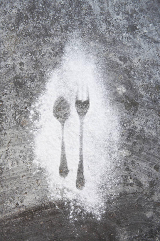 无人,竖图,俯视,室内,特写,白天,桌面,桌子,餐具,许多,纹路,木制,叉子,刀叉,刀子,粉末,纹理,木桌,调料,糖,调味品,很多,调味料,一个,木制品,粉,单个,餐刀,糖粉,餐叉,肌理,粉状,粉剂,进餐用具,彩图,高角度拍摄,糖类,木桌子