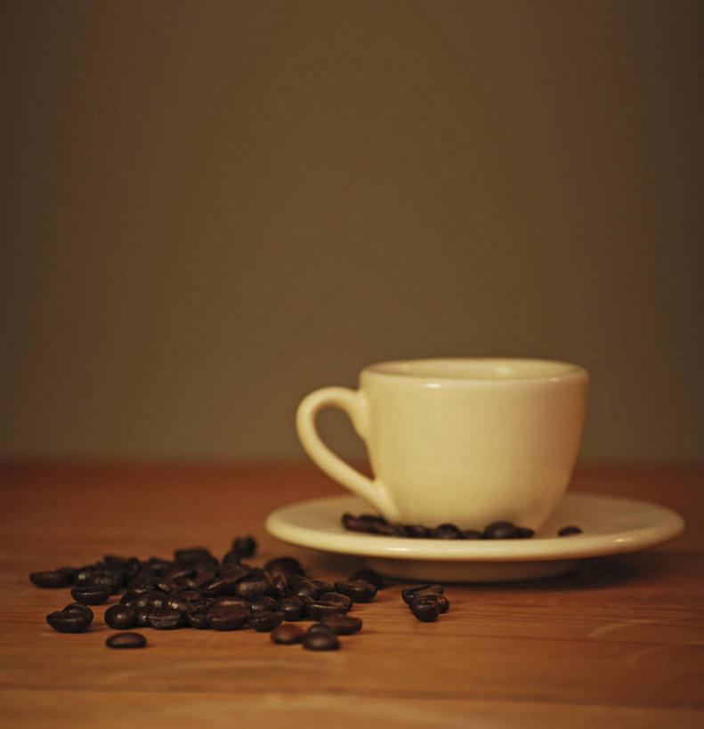 咖啡,无人,竖图,室内,特写,白天,正面,植物,桌面,桌子,豆,杯子,一堆,许多,堆叠,堆积,木制,瓷器,木桌,豆类,豆子,咖啡杯,陶瓷制品,很多,一个,木制品,咖啡豆,摄影,影棚,褐色背景,单个,堆,瓷杯,豆科,咖啡因,彩图,影棚拍摄,拍摄,木桌子