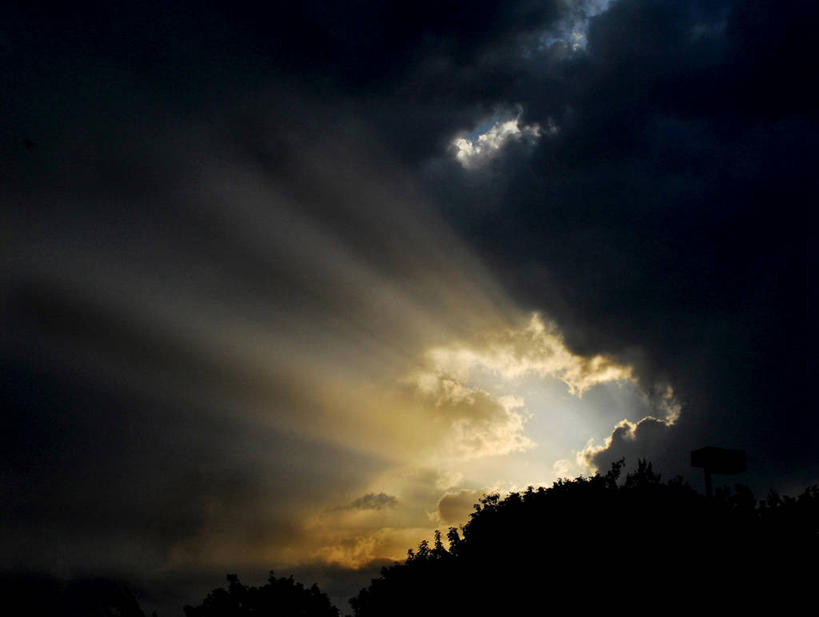 无人,横图,室外,白天,仰视,美景,山,山脉,植物,梦幻,发光,光束,景观,山峰,乌云,云,阴天,云朵,光亮,山峦,云彩,树,树木,绿色,天空,自然,群山,天,景色,生长,成长,昏暗,未来,阴沉,发亮,自然风光,憧憬,彩图,低角度拍摄