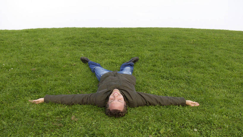 西方人,一个人,躺,伸展双臂,横图,俯视,室内,白天,草地,草坪,植物,欧洲,欧洲人,仅一个男性,仅一个人,服装,裤子,朦胧,模糊,地平线,辽阔,地面,牛仔裤,休闲装,草,仅一个年轻男性,衣服,绿色,天空,天,休闲,广阔,休闲服,服饰,张开双腿,一望无际,延伸,天地相交,无边无际,一马平川,展开双腿,卧着,男人,男性,年轻男性,白种人,敞开双臂,伸开双臂,躺着,卧,展开双肩,张开手臂,张开双臂,彩图,高角度拍摄,全身,伸展双腿