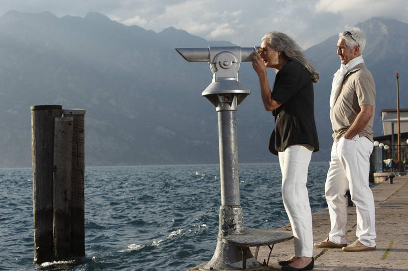 西方人,老年人,两个人,家庭,夫妻,站,横图,室外,白天,侧面,爱情,安全,建材,仪器,科技,湖,湖泊,山,山脉,水,道路,建筑,路,欧洲,欧洲人,眺望,握,阴影,服装,检查,研究,反射,分析,光线,科学,材料,墨镜,望远镜,眼镜,影子,砖,砖块,湖面,山峰,水流,水面,小路,防护,交通,山峦,浪漫,注视,休闲装,一个,衣服,阳光,太阳镜,太阳眼镜,湖水,群山,观察,看,站着,休闲,温暖,温馨,一家人,休闲服,遮阳镜,砖头,恩爱,清晰,探索,握着,恋人,建造,服饰,放大,单个,观看,保护,仔细,和睦,科研,察看,科学技术,瞭望,聚焦,关注,保险,手插袋,单手插袋,远视镜,瞭望镜,防波堤,单手抄兜,单手放兜,光学,保全,周全,安稳,安定,清楚,平安,老年男性,老年女性,男人,男性,女人,女性,白种人,夫妇,情侣,石料,插兜,手插兜,手放口袋,站立,彩图,全身,破浪堤,砌墙砖,投币式望远镜,伴侣,融洽,光学仪器,千里镜,手抄兜