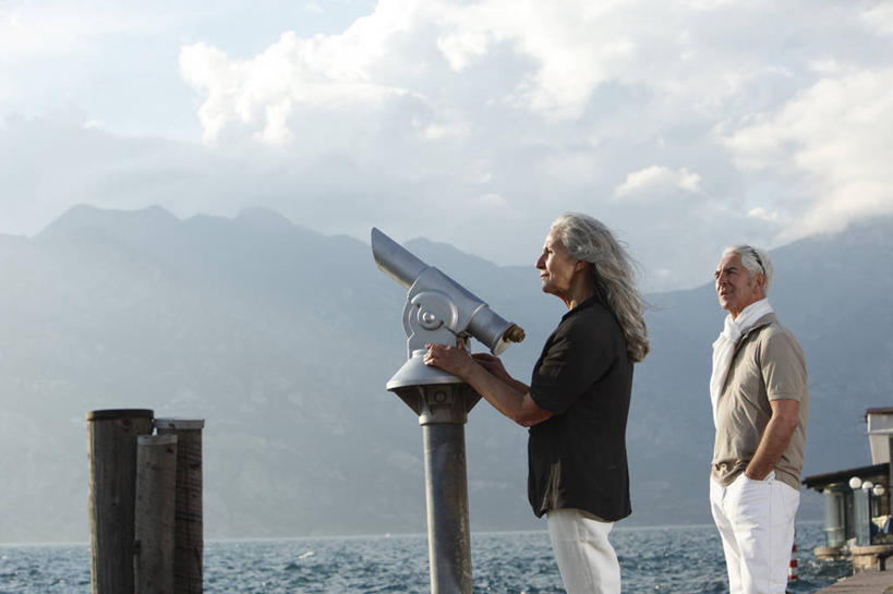 西方人,老年人,两个人,家庭,夫妻,站,横图,室外,白天,侧面,爱情,安全,仪器,科技,河流,山,山脉,水,欧洲,欧洲人,眺望,握,阴影,服装,检查,朦胧,模糊,研究,反射,分析,光线,科学,墨镜,望远镜,眼镜,影子,河水,山峰,水流,防护,山峦,浪漫,注视,休闲装,一个,衣服,阳光,太阳镜,太阳眼镜,群山,观察,看,站着,休闲,温暖,温馨,一家人,休闲服,遮阳镜,恩爱,清晰,探索,握着,恋人,服饰,放大,单个,观看,保护,仔细,和睦,科研,察看,科学技术,瞭望,聚焦,关注,保险,手插袋,单手插袋,远视镜,瞭望镜,防波堤,单手抄兜,单手放兜,光学,保全,周全,安稳,安定,清楚,平安,老年男性,老年女性,男人,男性,女人,女性,白种人,夫妇,情侣,插兜,手插兜,手放口袋,站立,半身,彩图,破浪堤,投币式望远镜,伴侣,融洽,光学仪器,千里镜,手抄兜