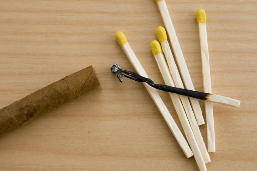 无人,横图,俯视,室外,特写,白天,桌面,桌子,静物,香烟,许多,阴影,反射,木制,火柴,影子,木桌,很多,排列,一个,黄色,白色,木制品,享受,雪茄,烟,单个,洋火,队列,火柴梗,取火工具,淡定,从容,烟草,彩图,高角度拍摄,木桌子