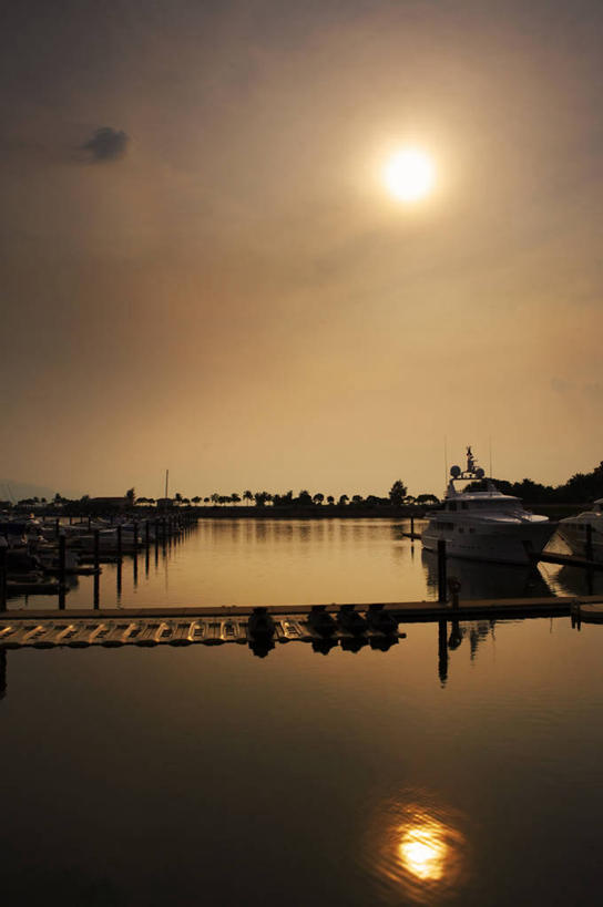 无人,码头,竖图,室外,白天,正面,度假,海浪,海洋,美景,日落,植物,城市风光,城市,港口,船,香港,中国,亚洲,阴影,光线,木板,影子,景观,浪花,晚霞,霞光,落日,桥,游艇,木桥,娱乐,栈桥,树,树木,绿色,倒影,阳光,自然,海水,黄昏,交通工具,享受,休闲,景色,彩霞,放松,生长,成长,人行桥,木板桥,港,倒映,载具,海景,东亚,新界,黄金海岸,香港特别行政区,港澳台,中华人民共和国,夕照,反照,薄暮,大海,风浪,海,海水的波动,近岸浪,涌浪,夕阳,彩图,傍晚,摆渡口,埠头,渡口,渡头,港湾,海港,货运码头,口岸,商港,青山湾,屯门区,斜阳