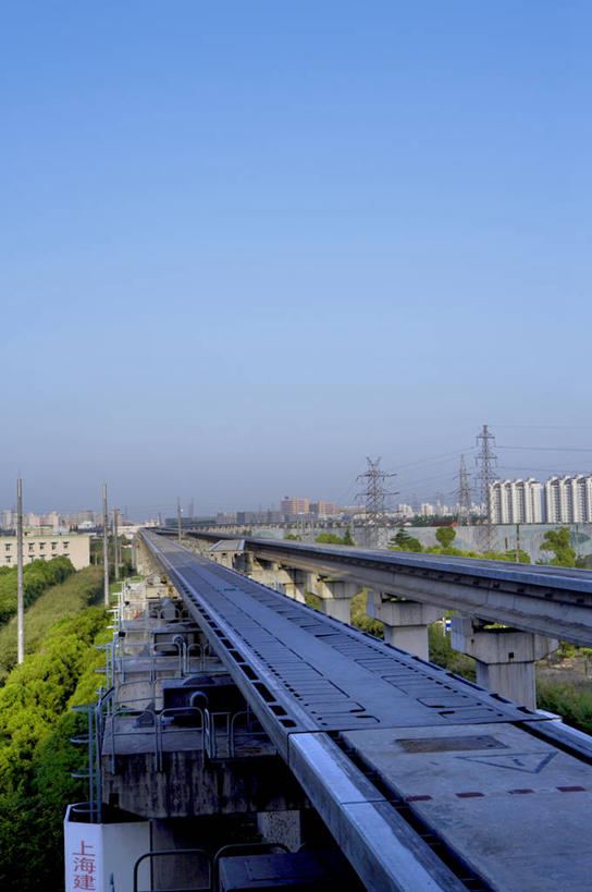 无人,高楼大厦,竖图,室外,白天,正面,度假,美景,植物,城市风光,城市,大厦,建筑,路,摩天大楼,铁路,上海,中国,亚洲,阴影,光线,影子,景观,轨道,交通,铁轨,娱乐,建设,车,树,树木,蓝色,绿色,蓝天,天空,阳光,自然,交通工具,天,享受,休闲,景色,放松,运输,生长,晴朗,成长,申,载具,磁悬浮,东亚,上海市,磁悬浮列车,万里无云,中华人民共和国,沪,华东地区,晴空,晴空万里,彩图,大楼,高层建筑,高楼,摩天楼,磁悬浮技术