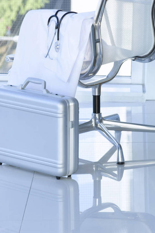 无人,医院,竖图,室内,白天,正面,工作服,制服,椅子,服装,包,公文包,衣服,白色,会议椅,听诊器,服饰,公事包,办公椅,医疗设备,衣着,白大褂,穿着,医疗器械,医疗工具,医疗机构,商务椅,培训椅,工作制服,衣饰,检测工具,彩图,工作套服,病院,诊所