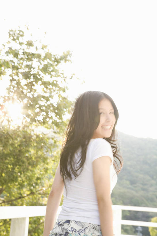 东方人,一个人,栏杆,露台,站,笑,微笑,露齿笑,竖图,室外,白天,植物,阳台,亚洲,仅一个年轻女性,仅一个女性,仅一个人,阴影,服装,朦胧,模糊,光线,影子,围栏,扭头,注视,休闲装,黄种人,护栏,树,树木,背面,衣服,绿色,阳光,自然,观察,看,站着,转头,休闲,休闲服,服饰,生长,成长,观看,察看,关注,年轻女性,女人,女性,亚洲人,站立,半身,彩图,露天阳台