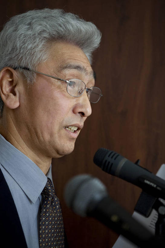 东方人,脸,头,脸颊,一个人,商务人士,商务男性,站,竖图,室内,特写,白天,侧面,衬衫,亚洲,仅一个男性,仅一个人,一副,阴影,套装,反射,眼镜,影子,墙,领带,注视,黄种人,肩膀,墙壁,墙面,灰色,话筒,观察,看,演讲,站着,仅一个老年男性,报告,观看,老花镜,察看,麦克风,象征,演说,庄重,关注,扩音器,商务装,身份,宣传,传声器,工薪阶层,正式,地位,微音器,远视眼镜,鼓动,讲演,老年男性,男人,男性,亚洲人,头部,卷发,脸部,脸蛋,面部,白领,上班族,站立,半身,彩图,衬衣,短发