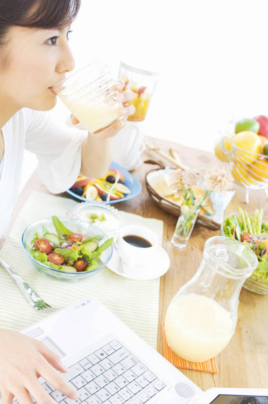 咖啡,牛奶,东方人,一个人,坐,竖图,室内,白天,侧面,烹饪,西餐,幸福,电脑,笔记本电脑,餐桌,桌子,蔬菜,西红柿,小番茄,杯子,餐具,花瓶,亚洲,仅一个年轻女性,仅一个女性,仅一个人,一堆,许多,喝,握,阴影,堆叠,堆积,服装,新鲜,盛开,反射,网络,瓷器,碟子,壶,盘,影子,调料,酱料,酱汁,蔬菜沙拉,佐料,沙拉,料理,食品,咖啡杯,陶瓷制品,饮品,调味品,很多,营养,调味料,花蕾,注视,休闲装,黄种人,娱乐,通讯设备,色拉,酱,沙拉酱,沙律,菜肴,美食,玻璃制品,水壶,花,花瓣,花朵,鲜花,食物,饮料,衣服,盘子,玻璃瓶,茶壶,瓶子,容器,碟,花苞,花蕊,观察,看,享受,休闲,温馨,休闲服,放松,乐趣,西式,握着,服饰,佳肴,有机食品,绿色食品,餐台,观看,色拉酱,堆,一台,察看,提神,无线,乳制品,舒适,奶,牛乳,关注,瓷杯,醒脑,通信设备,无线网络,无线上网,便携式电脑,软饮料,安神,小西红柿,樱桃小番茄,珍珠小番茄,手提电脑,年轻女性,女人,女性,亚洲人,樱桃番茄,圣女果,番茄,坐着,半身,彩图