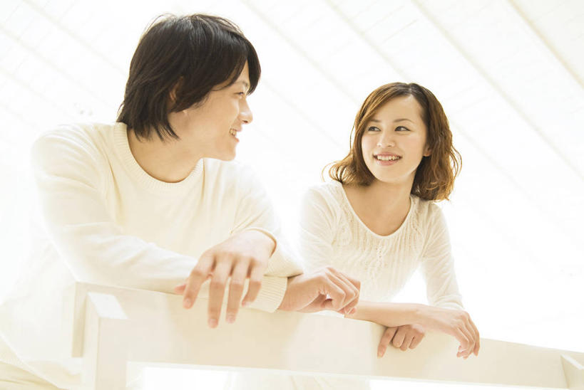 东方人,两个人,栏杆,露台,站,笑,微笑,露齿笑,横图,室内,白天,正面,爱情,阳台,亚洲,服装,扶手,浪漫,扭头,注视,休闲装,黄种人,护栏,衣服,观察,看,靠,靠着,倚靠,站着,转头,休闲,温暖,温馨,休闲服,恩爱,恋人,服饰,观看,和睦,察看,倚着,关注,男人,男性,年轻男性,年轻女性,女人,女性,亚洲人,情侣,站立,半身,彩图,露天阳台,伴侣,融洽